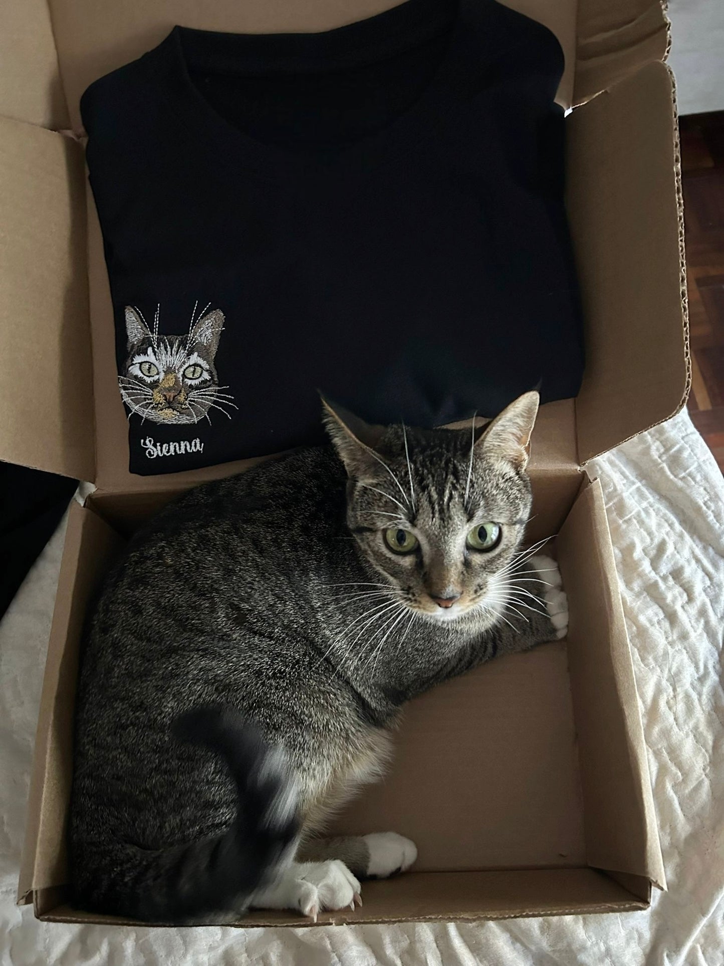 Remera Unisex Bordada con Retrato de Mascota (a Color) (Manga Corta)